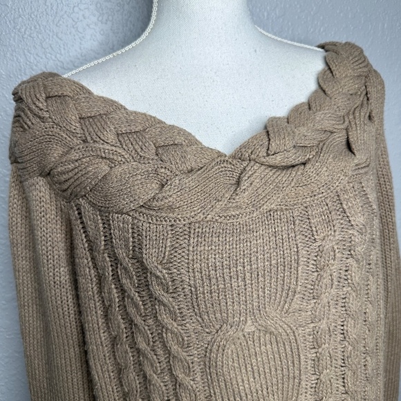 Brown sweater with plait design‎ on top around shoulders - Picture 5 of 8